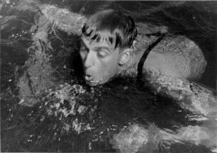 Schwimmer im Wasser der "Bille", einem Nebenfluss der Elbe