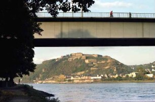 Koblenz: Rhein mit Ehrenbreitenstein, von der Rheinpromenade, unter der Pfaffendorfer Brücke