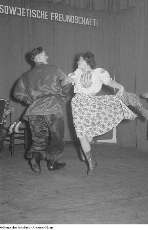 Tanzende einer Kulturveranstaltung der HO Industriewaren Leipzig-Stadt im Rahmen des Monats der Deutsch-Sowjetischen Freundschaft