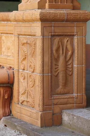 Terrakottaverkleidungen der Arkade — Postament