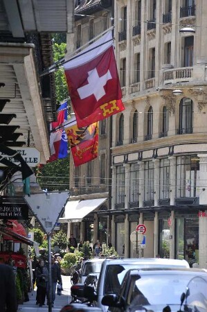 Genf - Fahnenschmuck : In einer Geschäftsstraße wehen Fahnen. Aufgenommen in Genf am 21. Mai 2010
