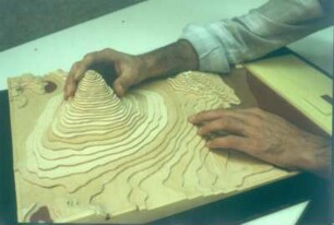 Marburg. Blinder Schüler im Geographieunterricht am plastischen Modell des Fujiyama