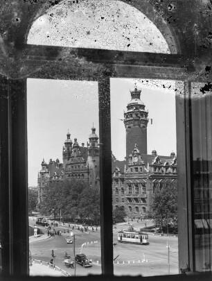 Leipzig, Stadt : Leipzig. Blick aus einem Fenster (Textilmessehaus?) zum Neuen Rathaus