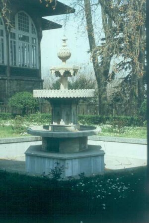 Istanbul. Vierschalen-Brunnen im Tulpengarten des Topkapi-Palastes
