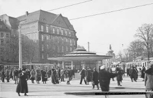 Postplatz : Dresden, Postplatz, Blick über den Platz mit Straßenbahnwartehalle und Passanten zu Webers Hotel