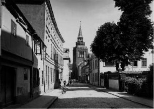 Güstrow, Domstraße. Blick zur in Backsteingotik errichteten, Pfarrkirche St. Marien