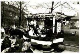 Geschmückter Wagen der Metzger-Innung beim 1.Mai-Umzug in Hattingen