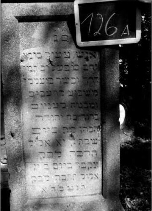 Grabstein 126 (Index: 100111259) Material: Sandstein Zustand: beschädigt und leicht verwittert Maße HxBxT: 205x57x48 cm Beschreibung: Stele, getreppter Sockel, Abdeckplatte mit Volutenaufsatz, rechteckige Schriftfelder eingetieft Symbolik: Blüten, Voluten: Grabstein 126A