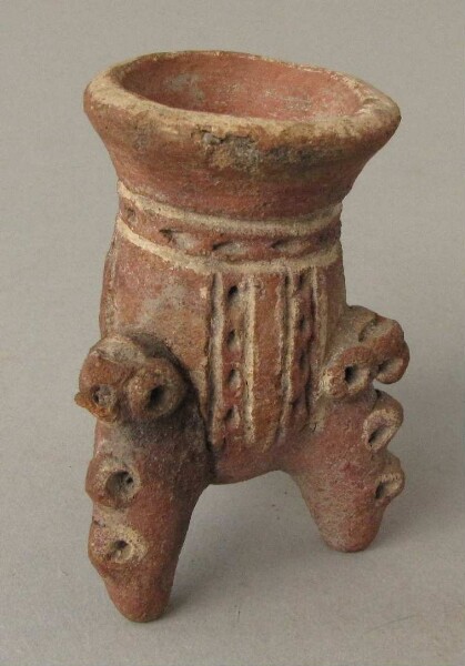 Tripod clay vessel