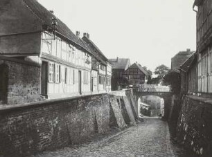 Tangermünde, Stadt : Tangermünde. Lange Fischer Straße. Abstieg zur Roßpforte
