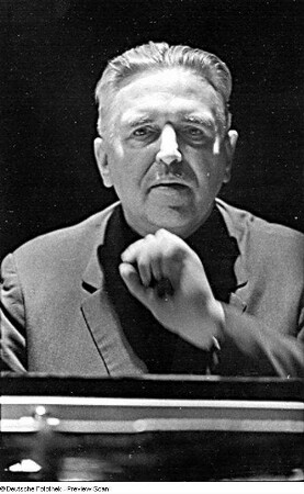 Hans Richter-Haaser : Portrait des Pianisten Hans Richter-Haaser am Flügel