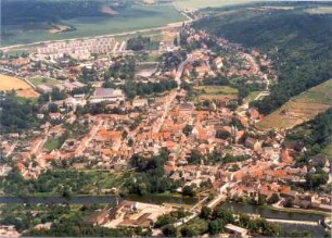 Freyburg (Unstrut). Unstrut und Stadtzentrum mit Stadtkirche St. Marien. Luftbild-Schrägaufnahme von Südwest