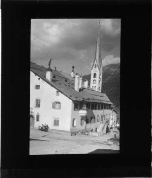Die Rhätischen Bahnen und das Engadin : Dorfplatz in Zuoz