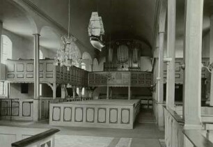 Prerow (Darß). Seemannskirche (1726/1728; 1740/1830 Umbau). Kircheninneres. Blick gegen Empore und Orgel (1848; F. Nerlich). Im Vordergrund Kronleuchter und Votivschiff