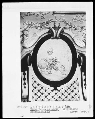 Innendekoration des Östlichen Treppenhauses im Neuen Corps de logis — Wanddekoration des Östlichen Treppenhauses im Neuen Corps de logis — Die vier Elemente — Erde