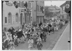 Fidelisfest in Sigmaringen 1936; Prozession in der Antonstraße, am linken Bildrand Cafe Stumpp, im Hintergrund Prinzenpalais; im Mittelpunkt Kindergartenkinder