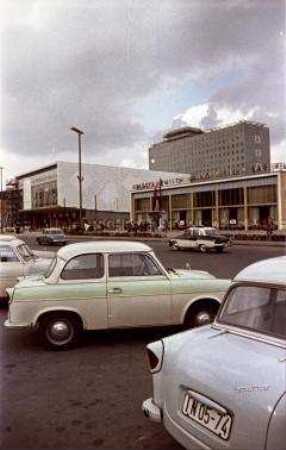 Karl-Marx-Allee mit "Mokka Milch und Eis Bar" und "Kino International"