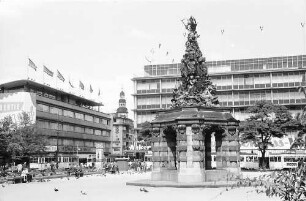 Mannheim: Paradeplatz mit Grupellobrunnen