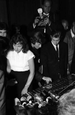 Donaueschingen: Donaueschinger Musiktage; Stadthalle; Bo Nilsson; Flaschen als Schlagzeug; mit Publikum