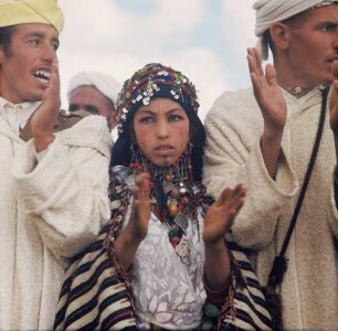 Heiratsmarkt der Berber : Geschmückte Frau in traditioneller Kleidung auf dem Heiratsmarkt der Berber in Imilchil im Hohen Atlas.