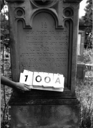 Grabstein 100 (Index: 100096114) Maße HxBxT: 171x52x18 cm Symbolik: Blumenkranz: Grabstein 100A