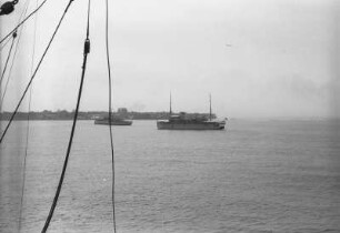 Reede von Benkulu : Blick vom Schiff auf den Hafen mit Schiffen von Benkulu