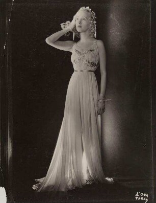 Junge Frau in einem ärmellosen Kleid mit Goldapplikation