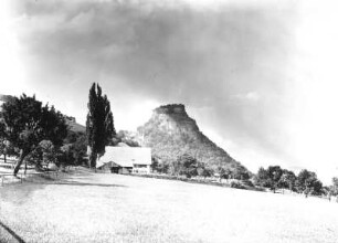 Hegau. Hohenkrähen (442 m, Phonolith) nordwestlich von Singen (Kreis Konstanz)