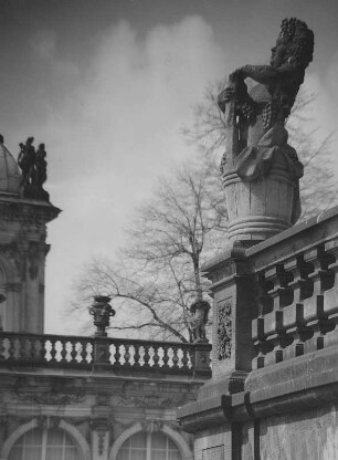 Dresden. Zwinger, Putto der Kelterzeit am Französischen Pavillon