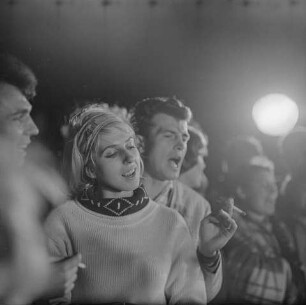 Jugendliche bei einer abendlichen Veranstaltung, 1970er Jahre SW-Foto © Kurt Schwarz.