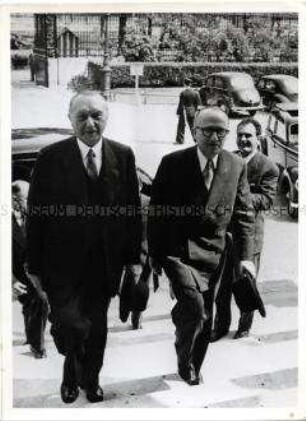 Bundeskanzler Adenauer und Staatssekretär Hallstein in Paris