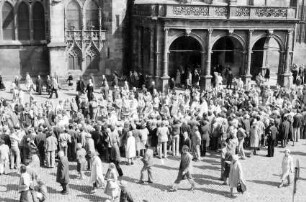 Freiburg: Spalier in das Münster, vom Kaufhaus