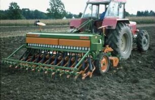 Fotografie: Drillkombination, Kastendrillmaschine, Rüttelegge