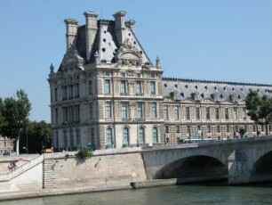 Seitenflügel des Louvre-Museums am Seineufer