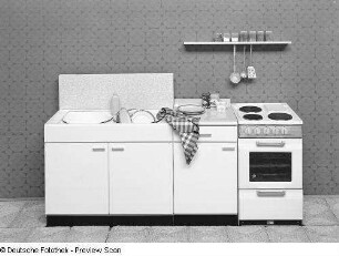 Schrankteil der Flachstrecke : Anbauküche (1973; VEB Möbelfabrik Salzwedel). Spüle, Schrankteil der Flachstrecke und Elektroherd