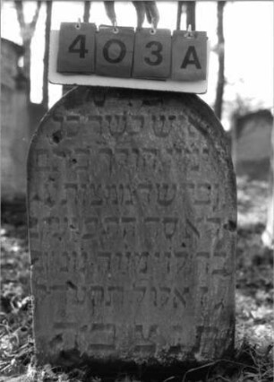 Grabstein 403 (Index: 100115676) Material: Sandstein Zustand: gut Maße HxBxT: 80x48x9 cm Beschreibung: aufgesockelte Stele mit Rundbogenabschluß: Grabstein 403A