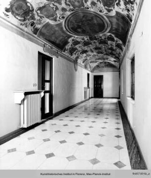 Deckendekoration mit Wappen und historischen Szenen
