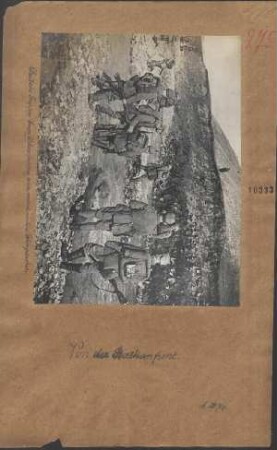 Deutsche Truppen beim Überschreiten eines mazedonischen Gebirgsbaches