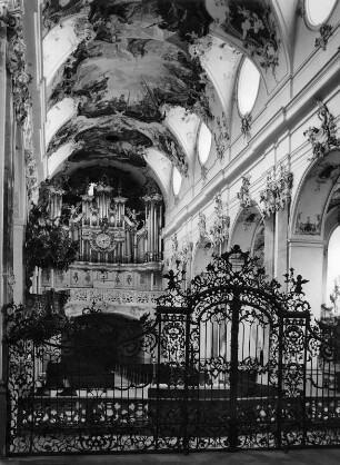 Amorbach (Kreis Miltenberg). Pfarrkirche (Ehemalige Benediktinerabteikirche Sankt Maria) (1742/1747; M. von Welsch, V. Schick, F. Häffelein). Inneres zur Orgel