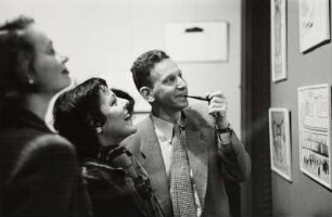 Besucher in der Saul Steinberg-Ausstellung, Betty Parson Gallery