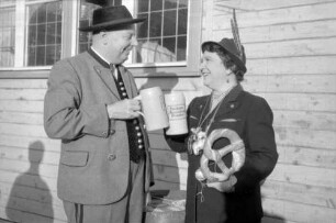 München: Liesl Karlstadt mit dem Kapellmeister Max Pfahler vom [Festzelt] Winzerer Fähndl der Paulaner Brauerei