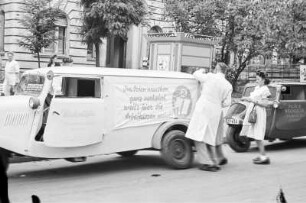 Berlin. Wäsche-Transportfahrzeug (Wäscherei Zielke) mit dem Werbeslogan : "Im Osten waschen ganz verkehrt, weil's hier die Arbeitslosen mehrt!"