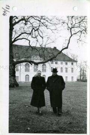 Wilhelm Pieck mit Elly Winter beim Spaziergang im Park von Schloss Niederschönhausen
