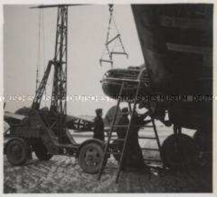 Wehrmachtssoldaten, Flugzeug, Werftarbeiten im Winter auf einem Feldflughafen, die Einsatzbereitschaft der fliegenden Verbände bleibt dadurch gesichert. (Flughafen Schatalowka-Ost, Osteinsatzgebiete Mitte)