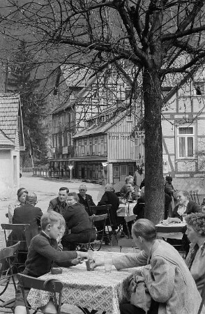 Wanderer bei der Rast in einem Gasthaus