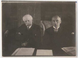 Fridtjof Nansen und Walther Bruns am Vorstandstisch auf der 2. Generalversammlung der "Aeroarctic" in Leningrad