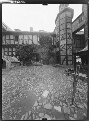 Pansfelde (Falkenstein/Harz-Pansfelde). Burg Falkenstein (Burgmuseum, Baubeginn 1115). Hofansicht mit Treppenturm (1676)