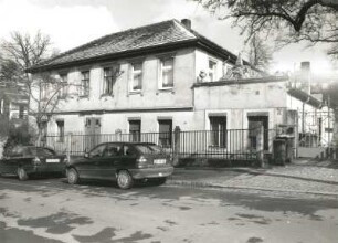Dresden-Trachenberge, Schützenhofstraße 2. Wohnhaus (18. Jh., M. 19. Jh.). Straßenansicht mit Einfriedung