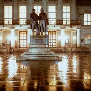Goethe-Schiller-Denkmal in Weimar bei Nacht