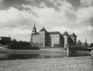 Torgau, Schloss Hartenfels : Torgau. Schloß Hartenfels. Blick von Osten über die Elbe gegen Johann-Friedrich-Bau (K. Krebs) mit Wächterturm sowie Hasen- und Flaschenturm